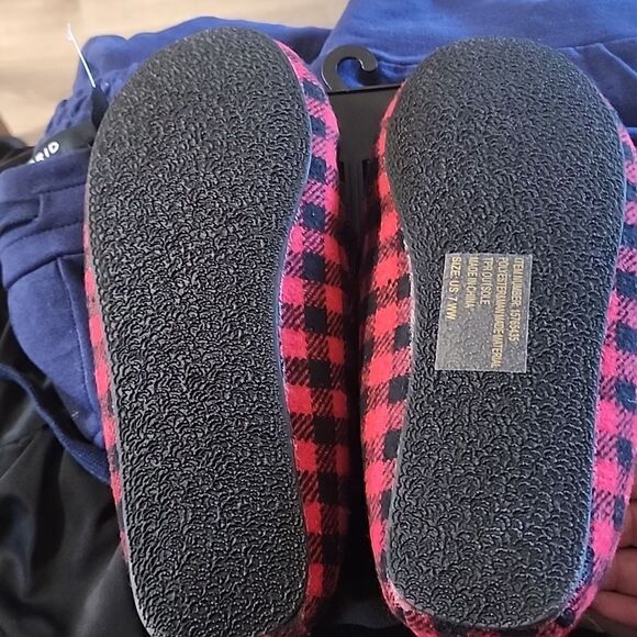 FAUX FUR SLIPPER (WW) Torrid Red and black Size 7ww - Picture 9 of 9